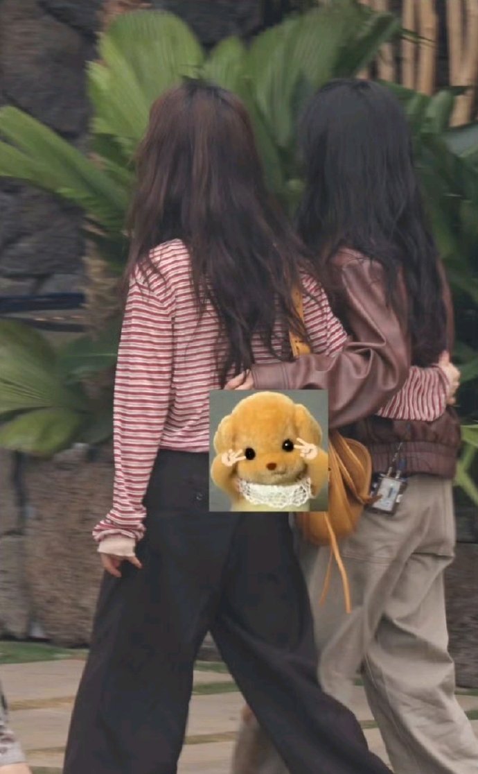 沈月谭松韵傻傻分不清 客栈迎来双美同框！沈月谭松韵跨年后再相遇，手挽手有说有笑超