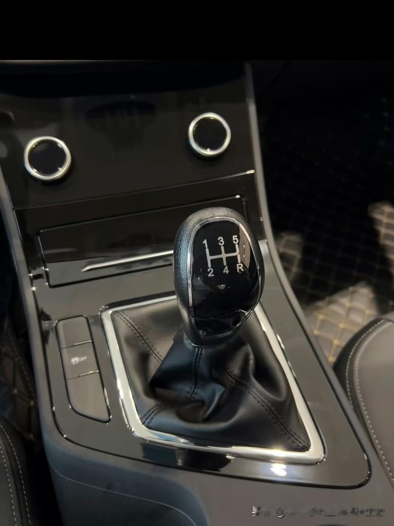 决定这次过年回家挑战开开我爸那台手动挡的车[吐舌]

上次开手动挡还是在大一，家