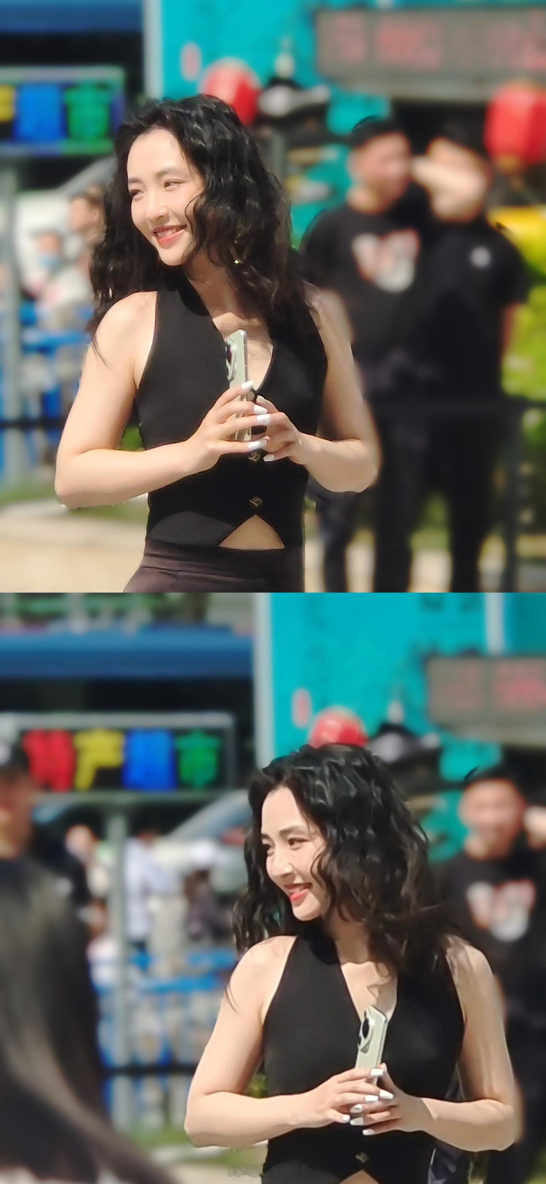#吴倩原相机直出# 吴倩状态好好啊！大波浪配红唇真的蛮适合她的！港风吴倩，完全g