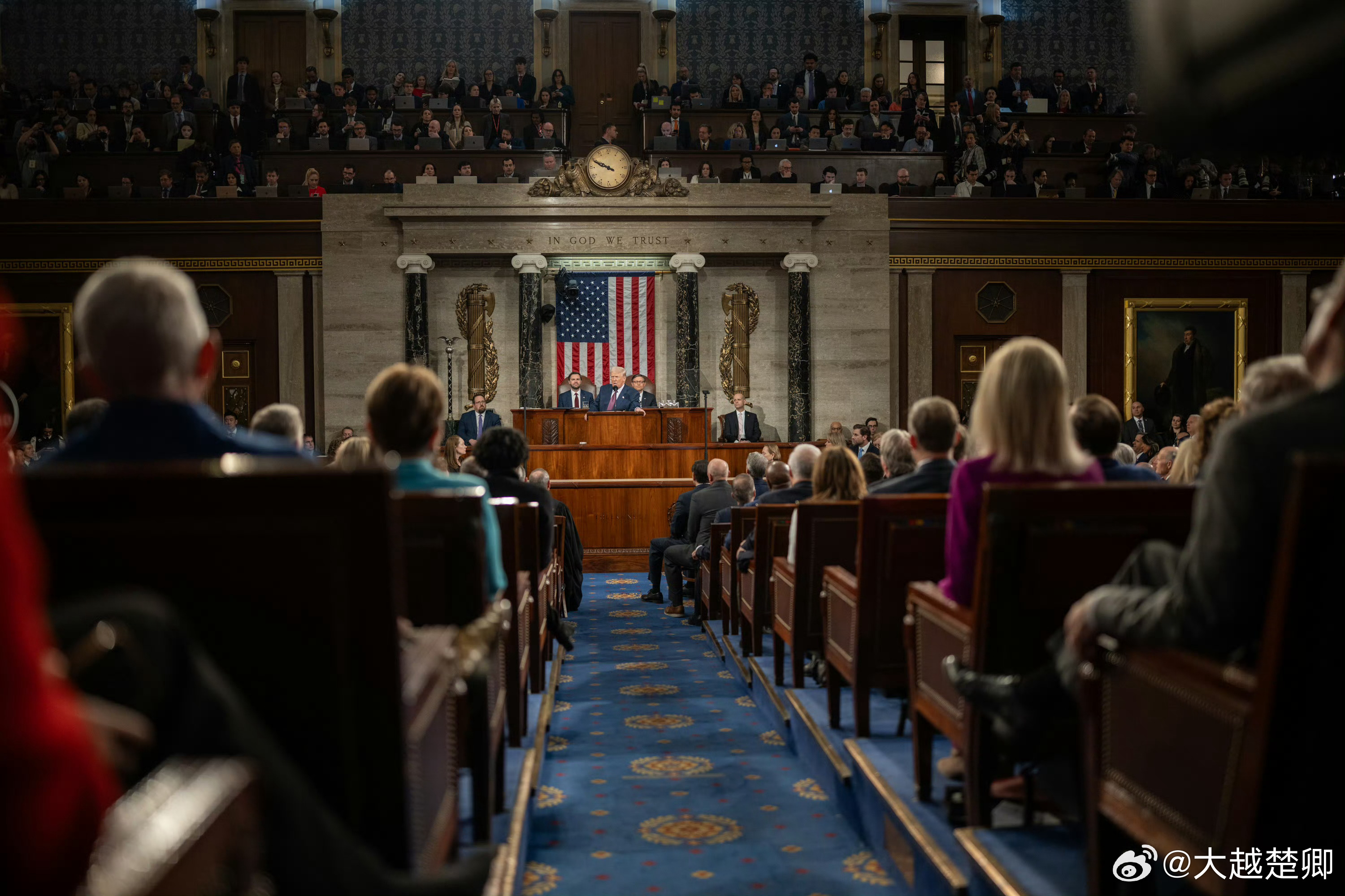 英媒锐评美国政局，说民主党现在最好的对策就是啥都不干，啥也不说，旁观特朗普折腾，