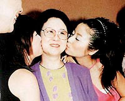 怎么评价琼瑶这个人？

她一直是个至情至性的人，恋爱脑的确有，不然不会离不开平鑫