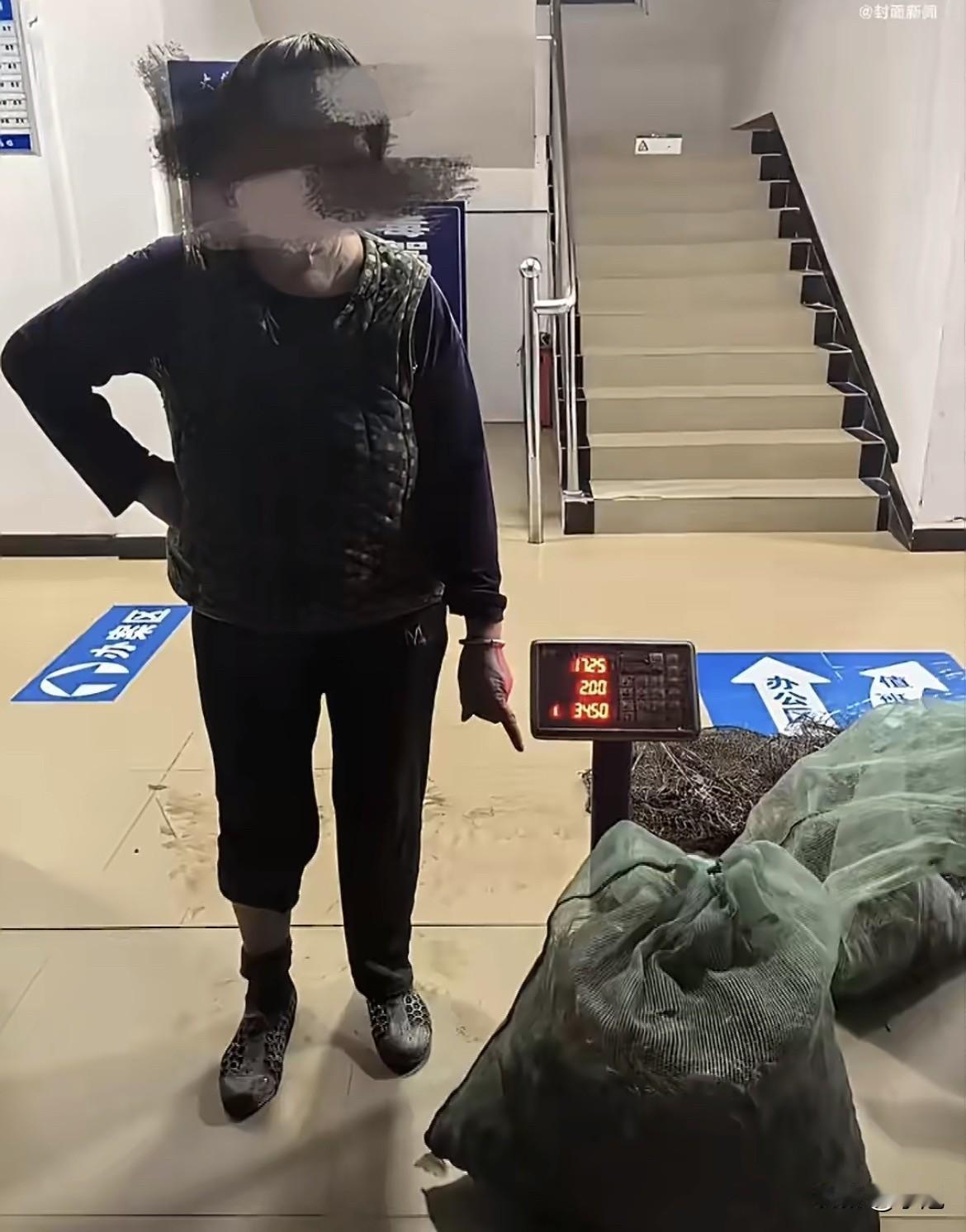 深夜，一个女人猫着腰蹲在虾塘边，两只手在水里搅得哗哗响。

巡塘的养殖户拿手电筒