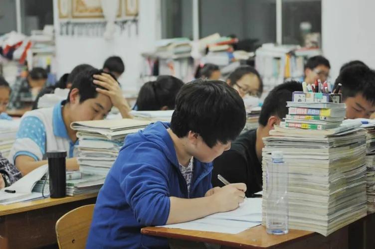 几家欢乐几家愁？物化真的所有人都沾光吗？两个朋友的孩子，今年高考，感觉考的都不理