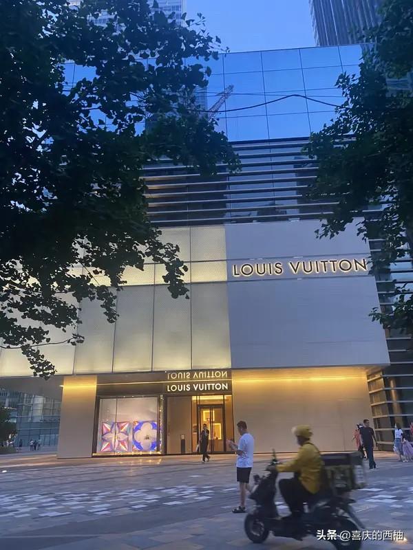 2 万块的 LV 羽绒服穿 3 小时就掉色？奢侈品收割智商税的时代该结束了！
