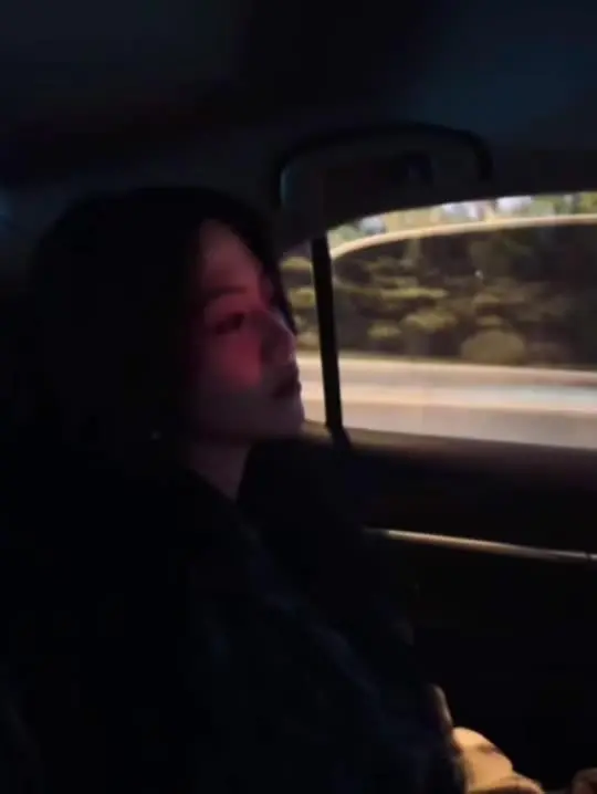 没什么好分析的 对的人不会让你半夜深思 值得的人不会让你反思值不值.