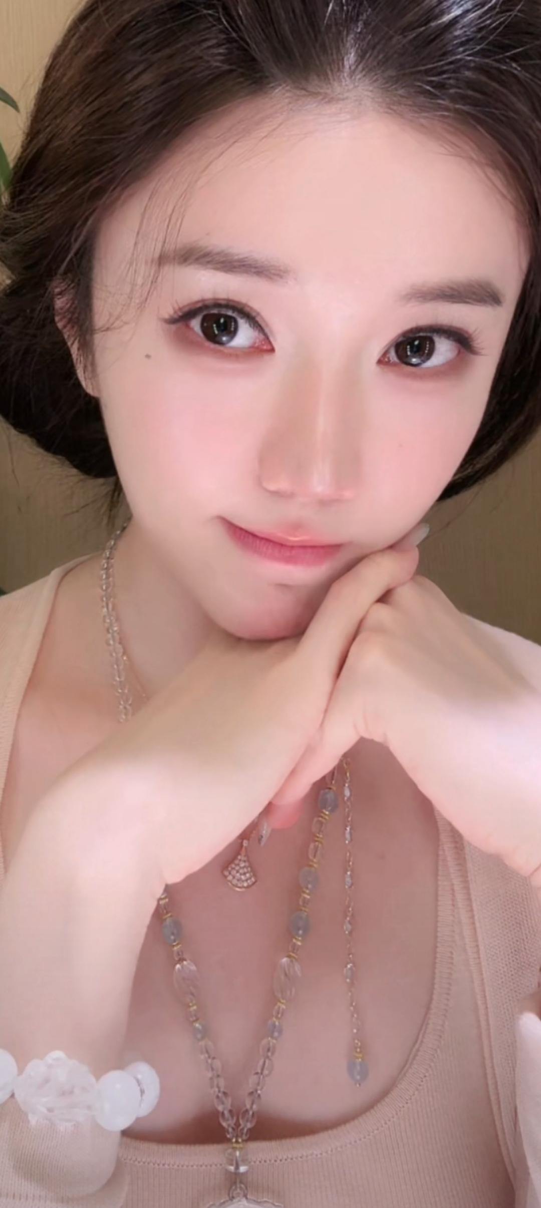 这位小姐姐在思考什么？