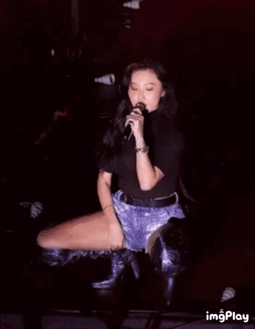 韩国女歌手华莎舞蹈动作引发热议，有网友觉得她本身就是走性感路线，这个动作很正常，