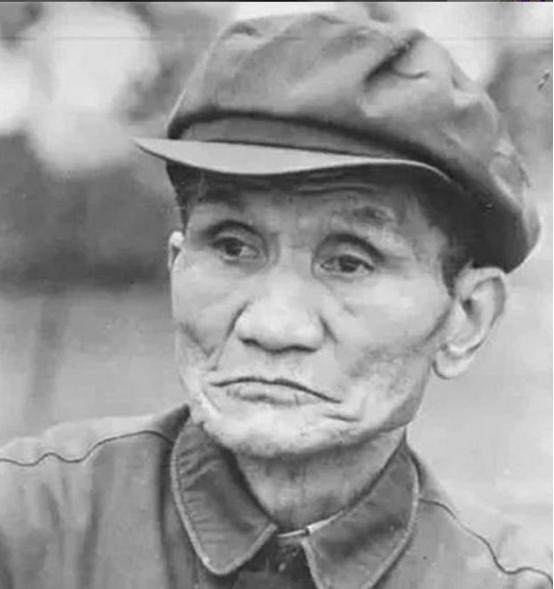 1947年，沈醉到白公馆视察，与一个疯老头擦肩而过时，沈醉敏锐地察觉到了不对劲，