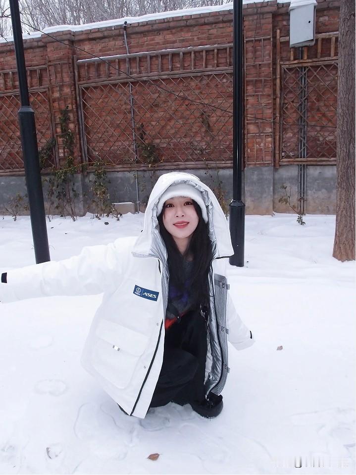 杨紫工作室上传了一组令人陶醉的雪地美图，杨紫穿着白色羽绒服，活力四射地在雪地里摆