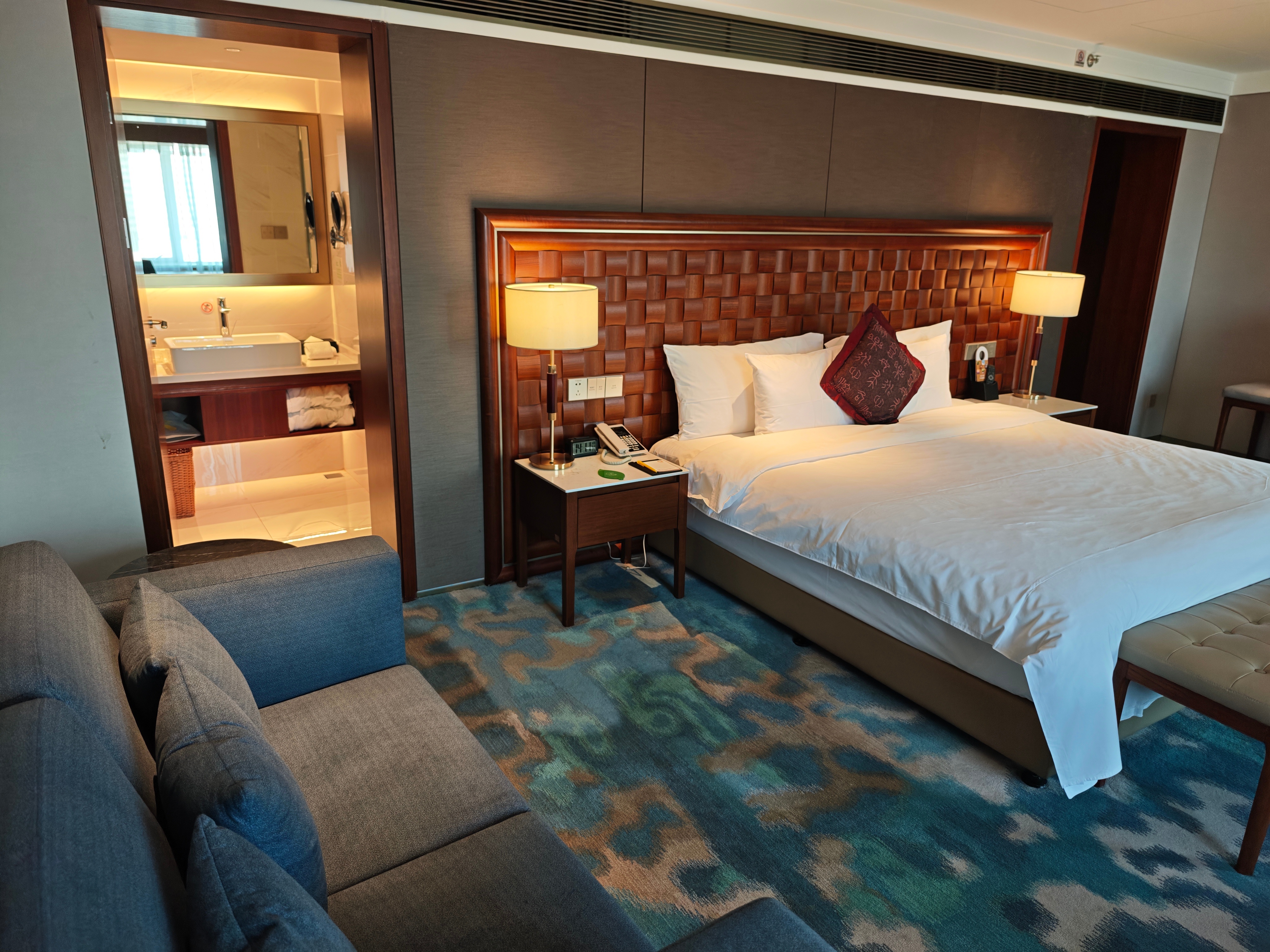 你米定的酒店也发出来瞧瞧吧，窗前就能看到鸟巢，被挡住了，只能看到一个角落，不过离