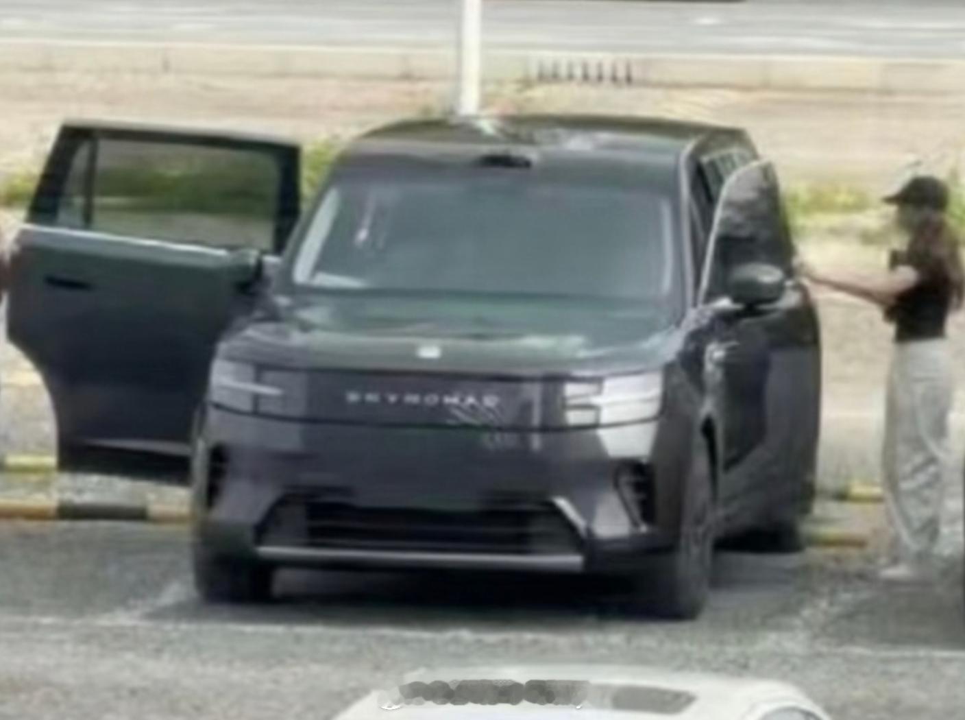 小米澎程最近实拍这后门开门角度估计又要被议论一下不过确实当下很多的同级产品后门尽