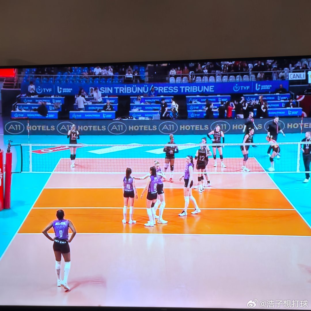 我咋觉着这紫色特别队服不咋好看呢… 