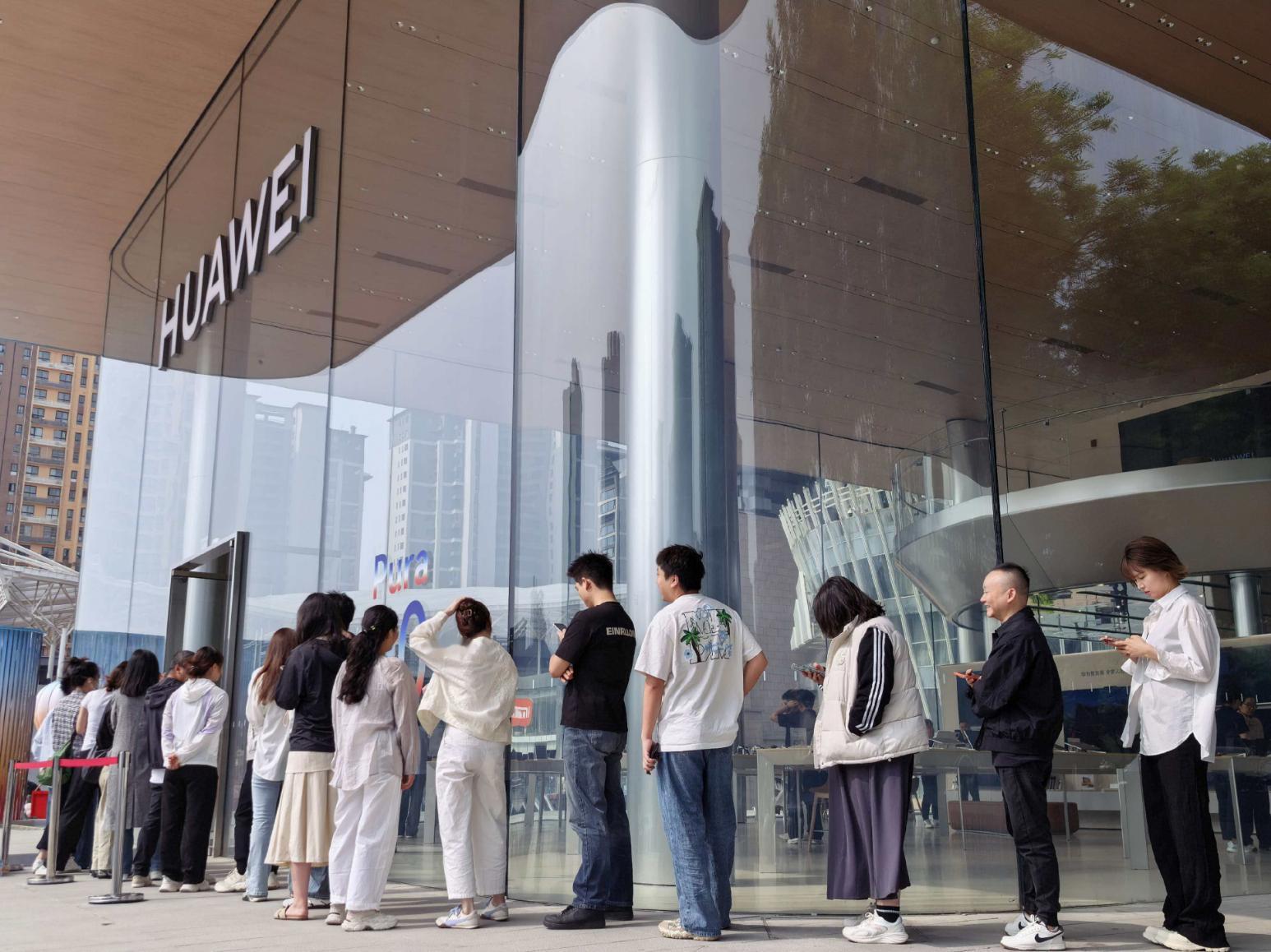 华为Pura90系列开售爆单  线下门店这周末是真热闹啊，一大早开门，全是冲着摸