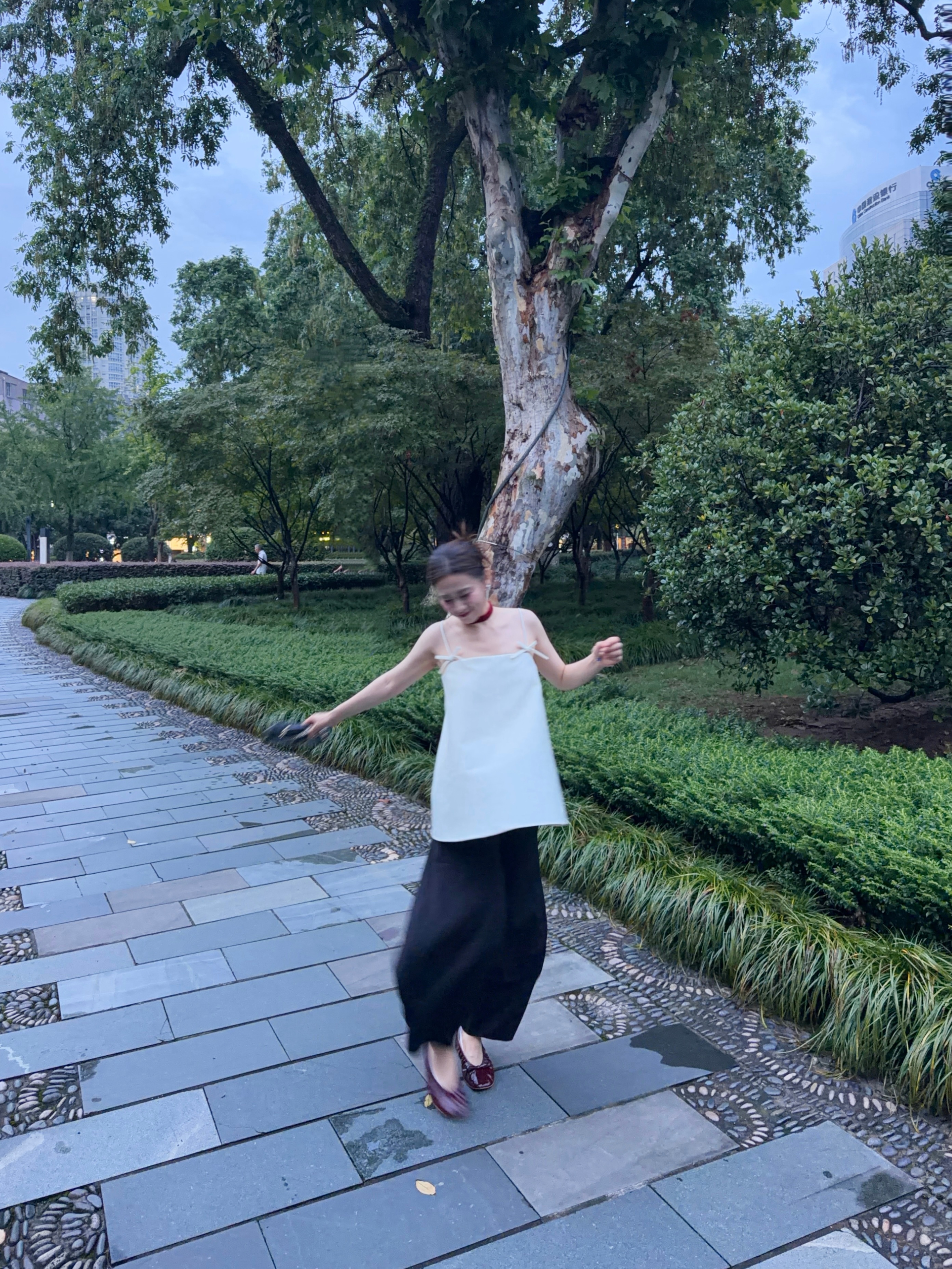 周末好！穿新衣！哎哎现在拍照还是习惯性叉腰或手伸起来，因为目前的大臂还处在一个微