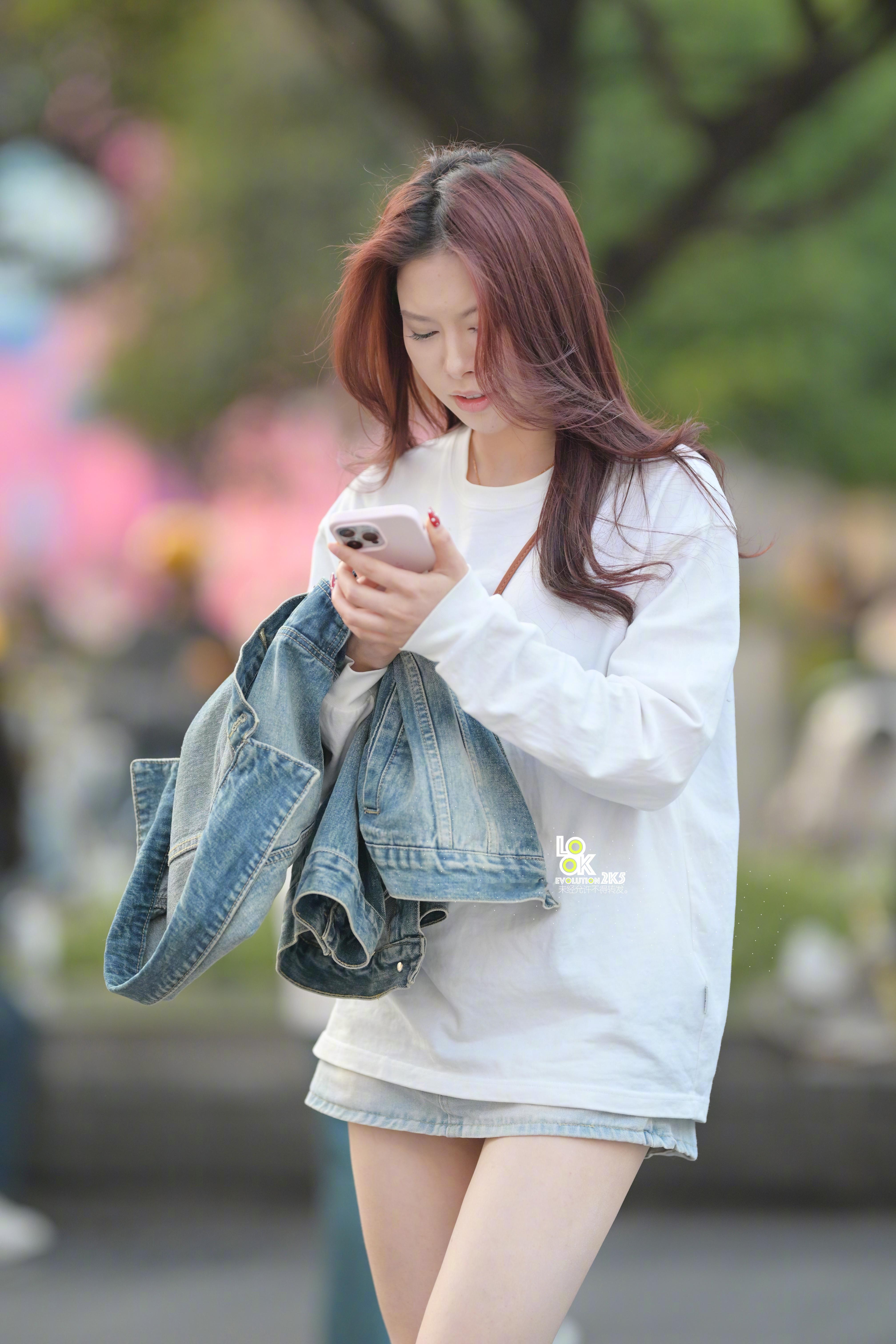 玩手机好认真哦！ 