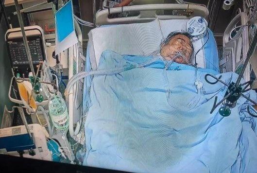 《60岁男子见义勇为身中5刀至今仍在ICU，家属求助_凤凰网》60岁男子见义勇为