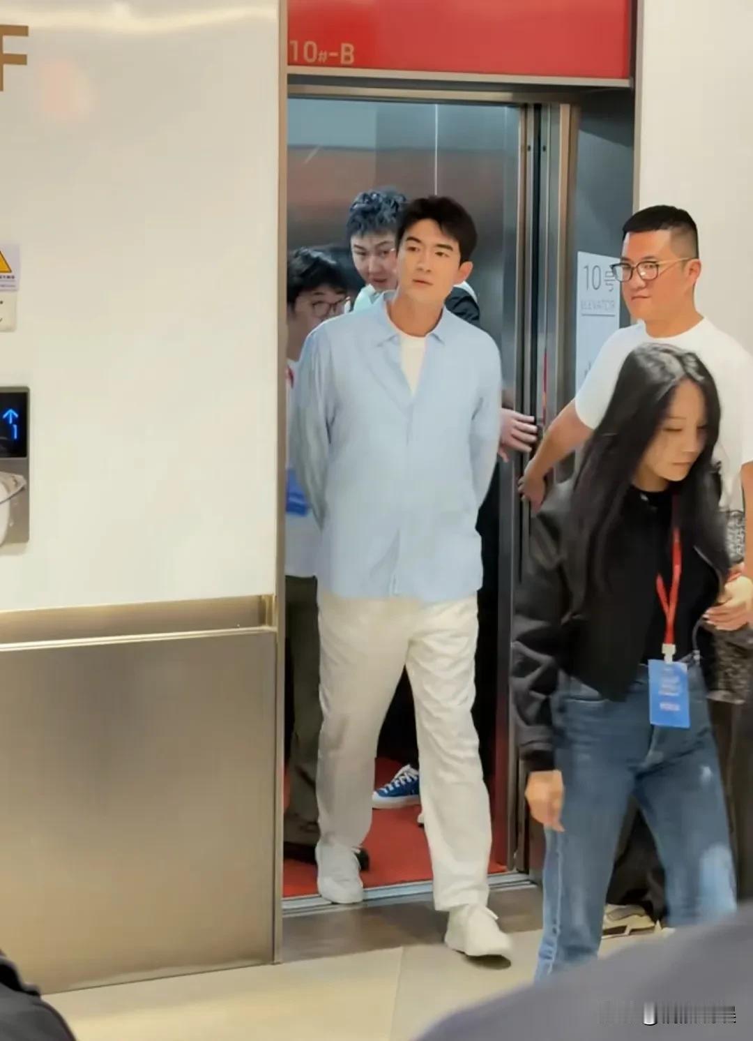 林更新现身无锡出席活动，怪不得他被称为“九亿少女的梦”，这外形确实帅气。
穿着蓝