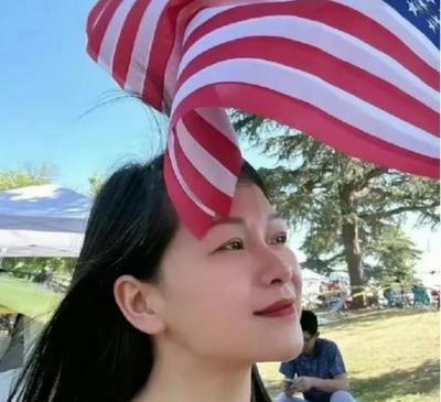 外卖骑手，

前网文作家，

女儿问爸爸去哪儿了。

她现在送KFC，头盔戴久了