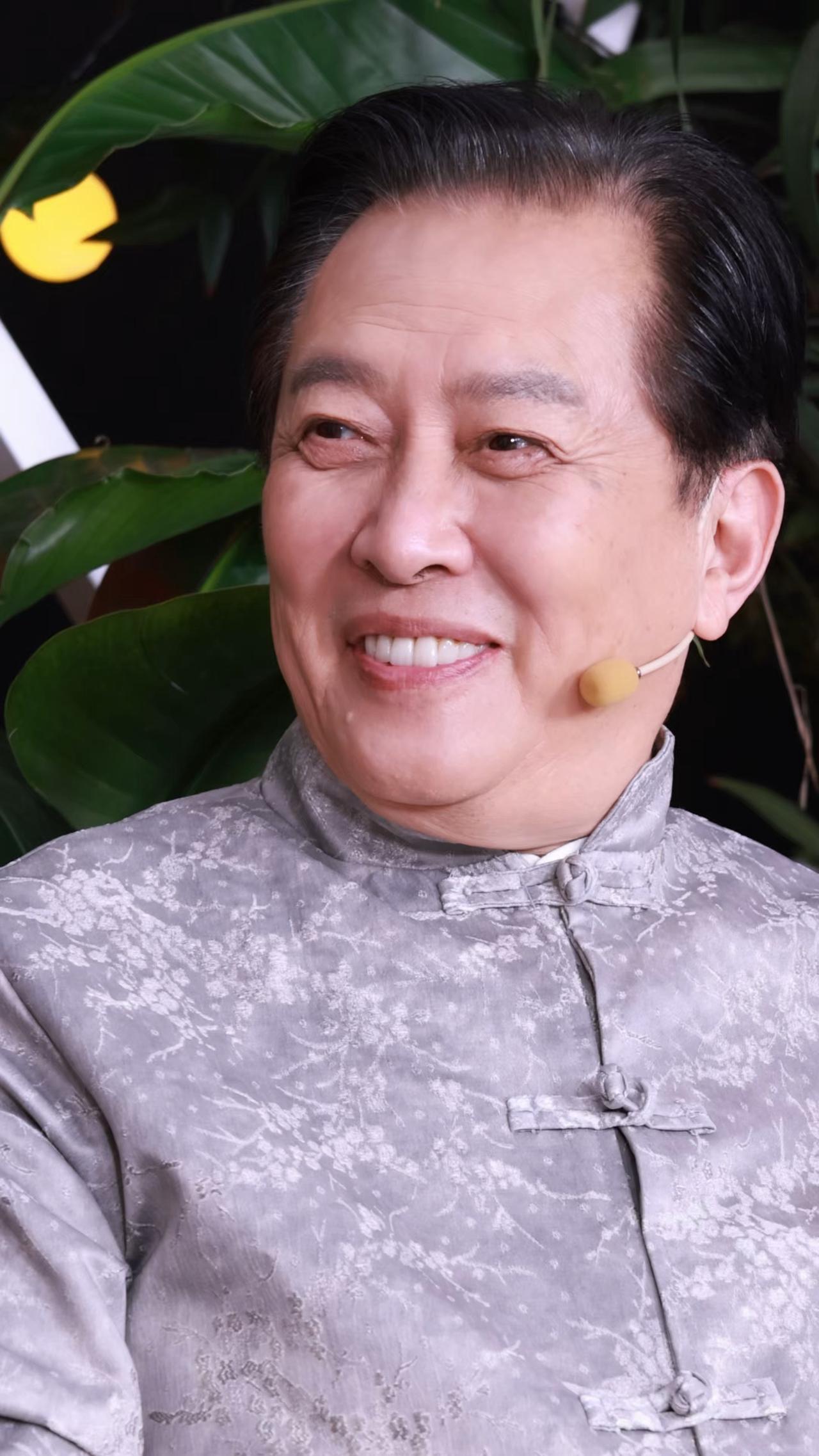 我有一个亲戚是老中医，

他偷偷告诉我，

像唐国强这种的，70多岁了，依旧神色