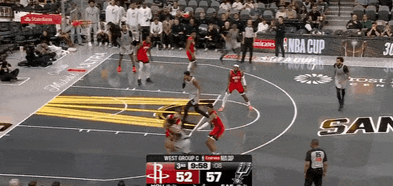 隔扣！文班亚马隔扣杜兰特！！
在今天NBA季中锦标赛马刺对阵火箭的第三节比赛中，