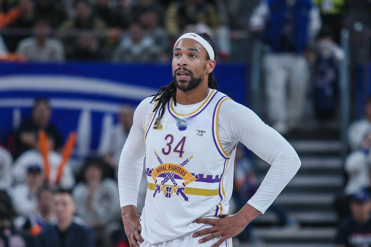 萨林杰眉开眼笑！
广东男篮今晚对阵福建男篮。在跟随杜锋一起参加客场的踩场训练中，