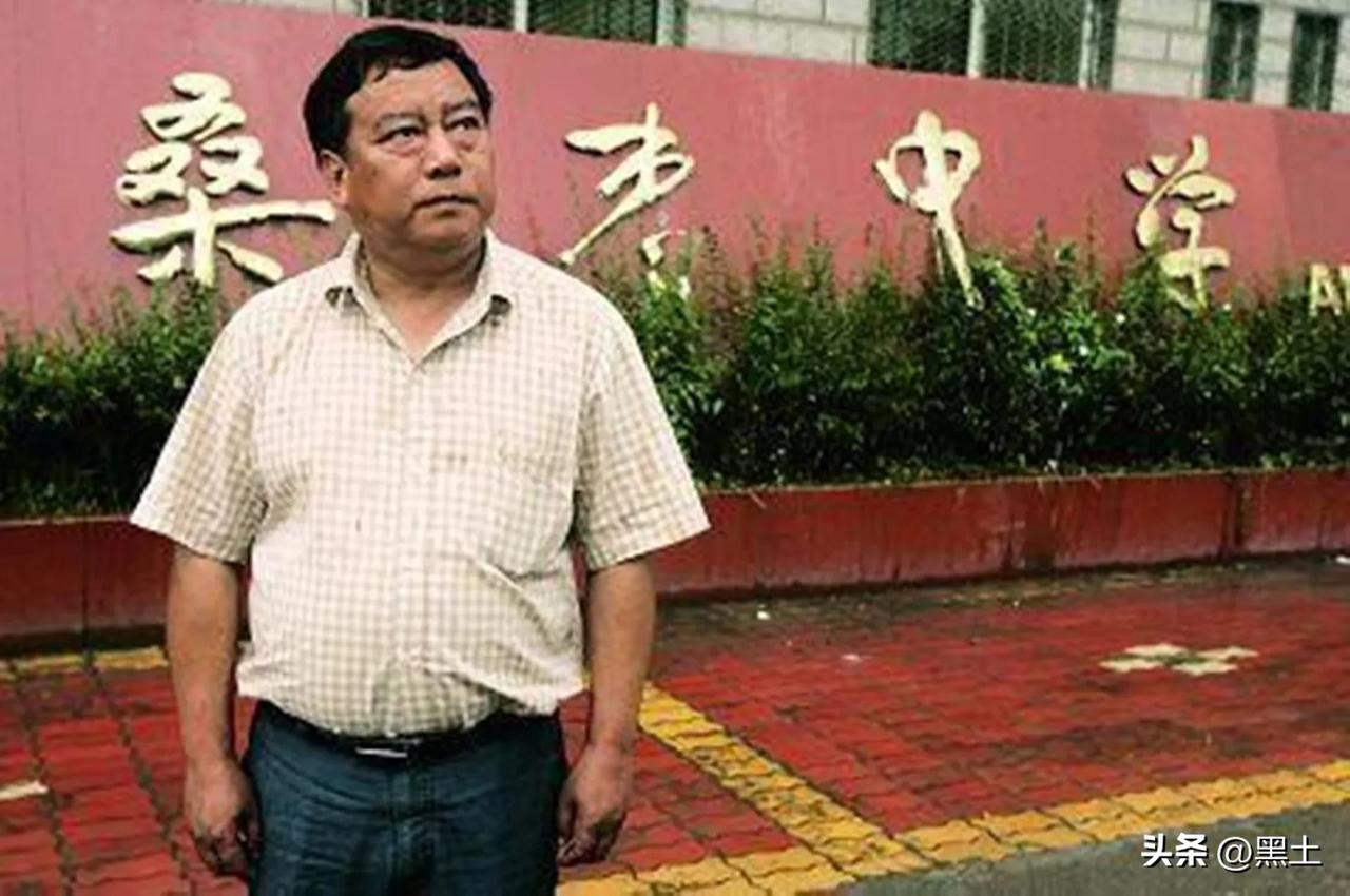 叶志平走了！2011年6月27日，绵阳殡仪馆外，上千民众举着“叶校长，娃娃们来送