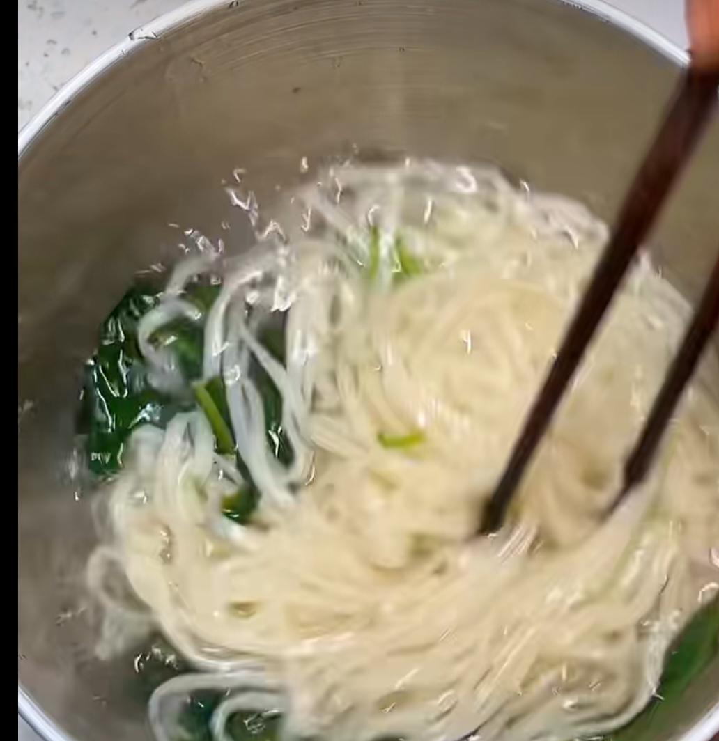 昨晚跟儿子通电话，跟他念叨了他爸昨天的表现，尤其说那粥熬得稠得都能切着吃，把电话