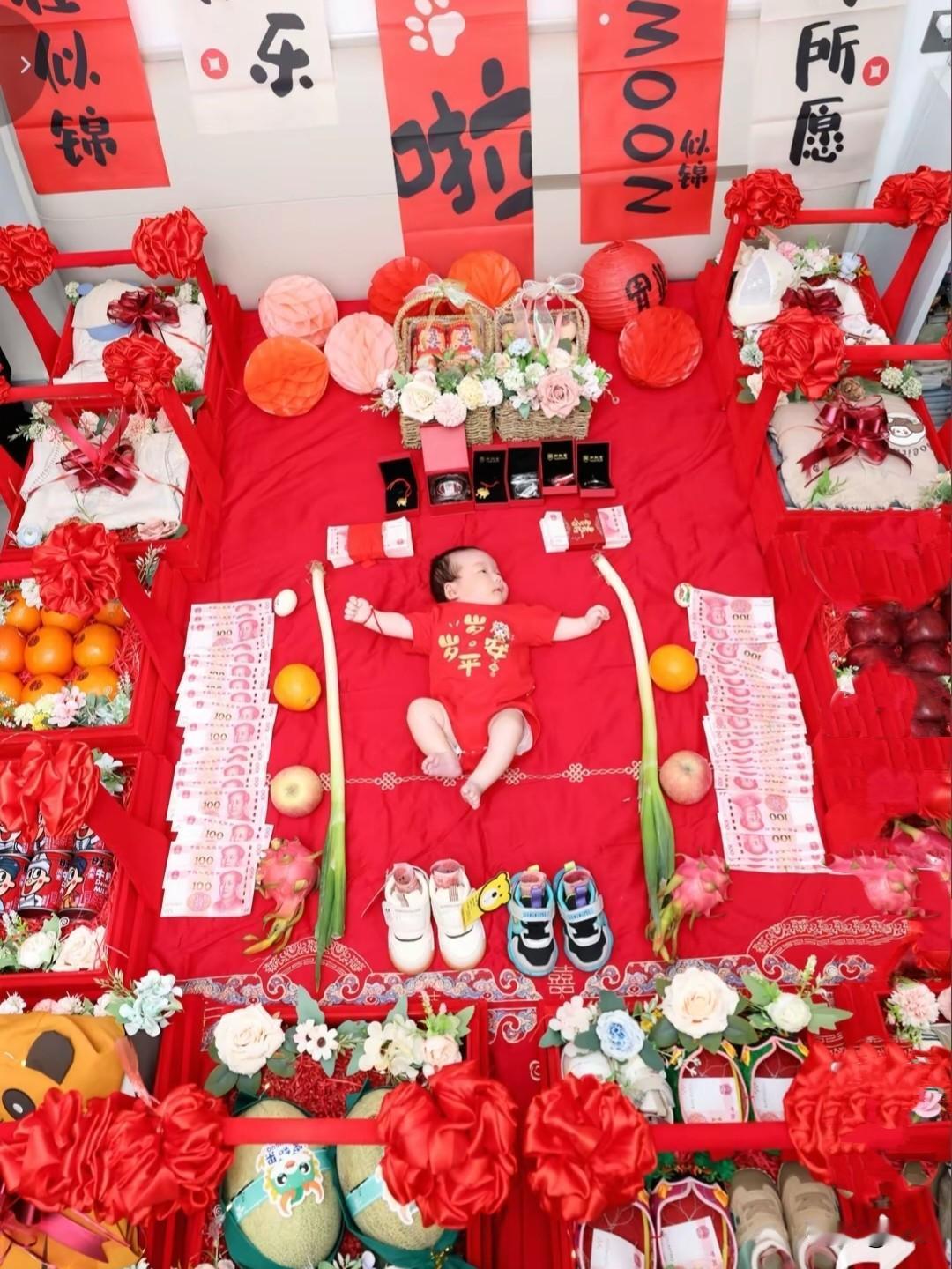 小家伙会投胎，生在了有钱的大网红家庭，一出生就带着福贵之气，只不过是办个满月宴，