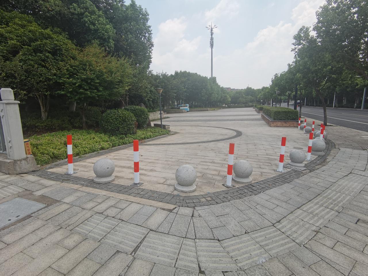 这里刚刚加装了栏杆，这回车进不去了，也没法办酒席了，也无法晒酒糟了。
不过，里面