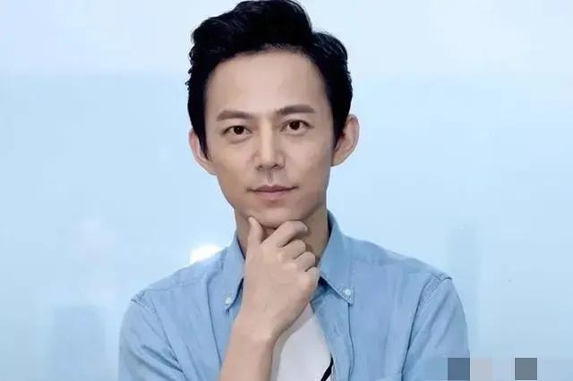 2002年，何炅采访陈冠希时，对方一直轻蔑地笑着。采访结束，何炅忍无可忍：“陈老