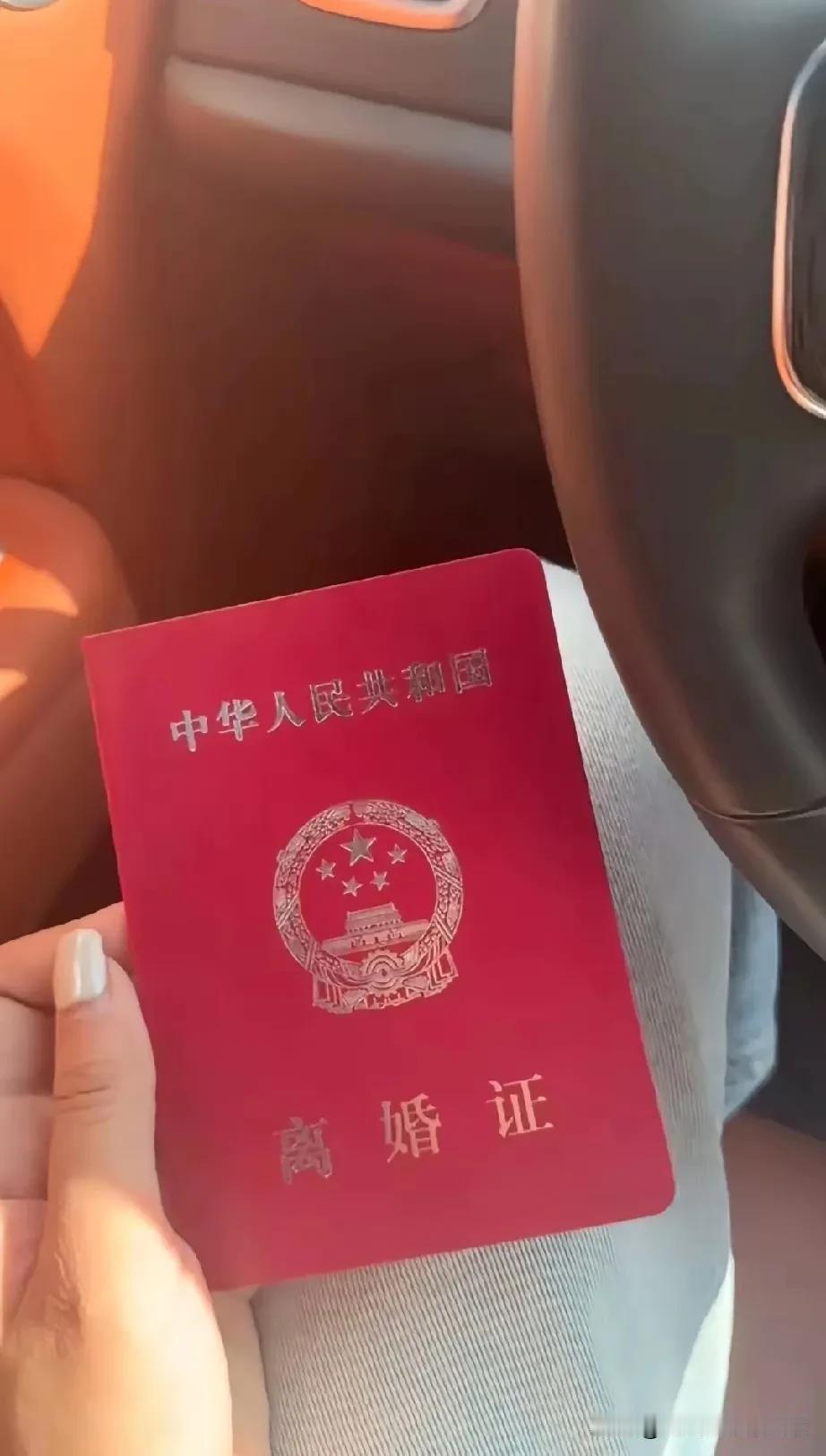 这两口子还真离婚了，刘程的媳妇晒出了离婚证。
有一个这么可爱的儿子，日子过不下去