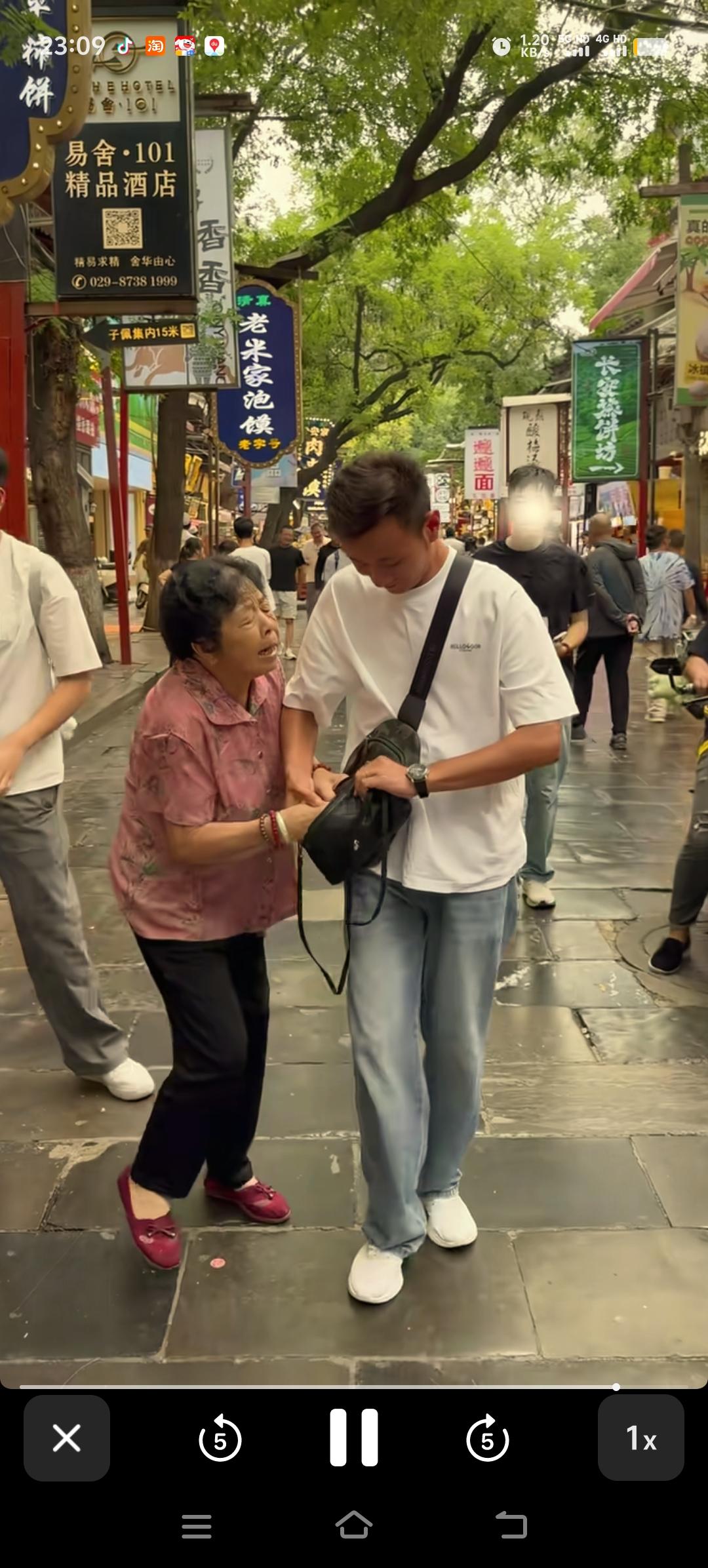 孝顺的孩子运气不会差，近日厉怀孕带着奶奶一起外出逛街，偷偷地给奶奶买了一个手镯，