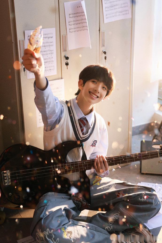 TF四代聚餐吃火锅 TF四代海南拍戏聚餐吃火锅啦，等小铭回来以后再吃一顿吧孩子们