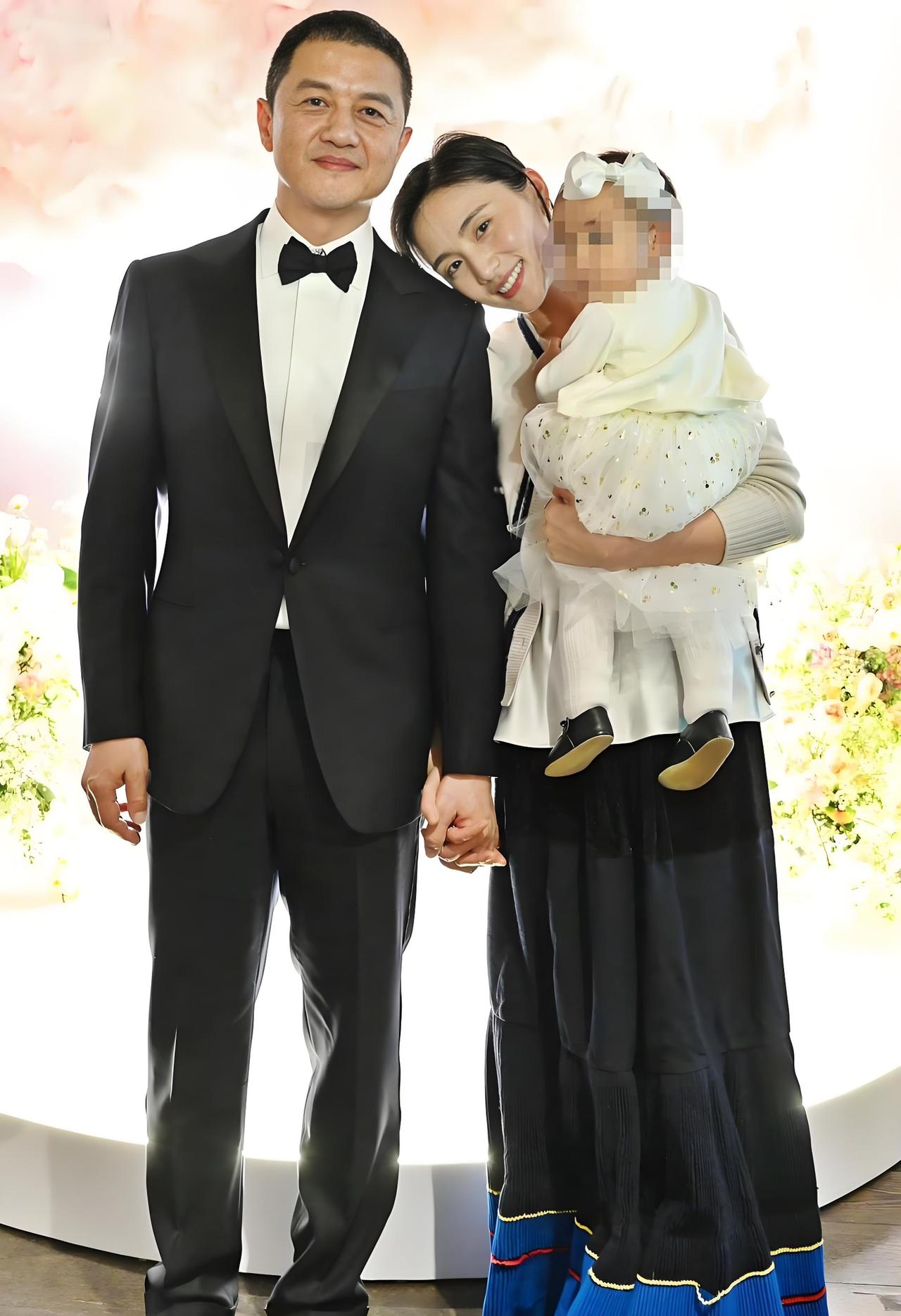 我跟我爸说
李亚鹏离婚了
我爸放下手机皱着眉说，“闺女，你知道

海哈金喜她爸程