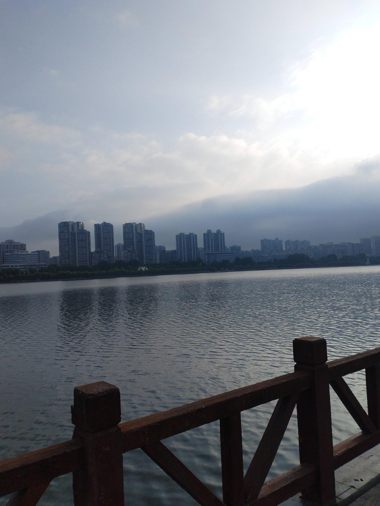 精选山水意境完整对联套装
第一套
上联：云云雾雾云雾难开
下联：山山水水山水皆清