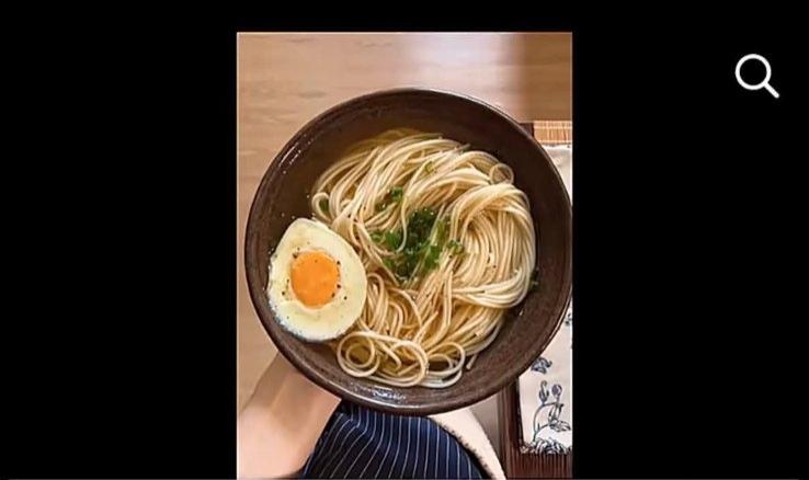 一碗简单清汤面
勾起一段小时候委屈又柔软的回忆
 
从前家里日子紧巴巴
偶然吃到