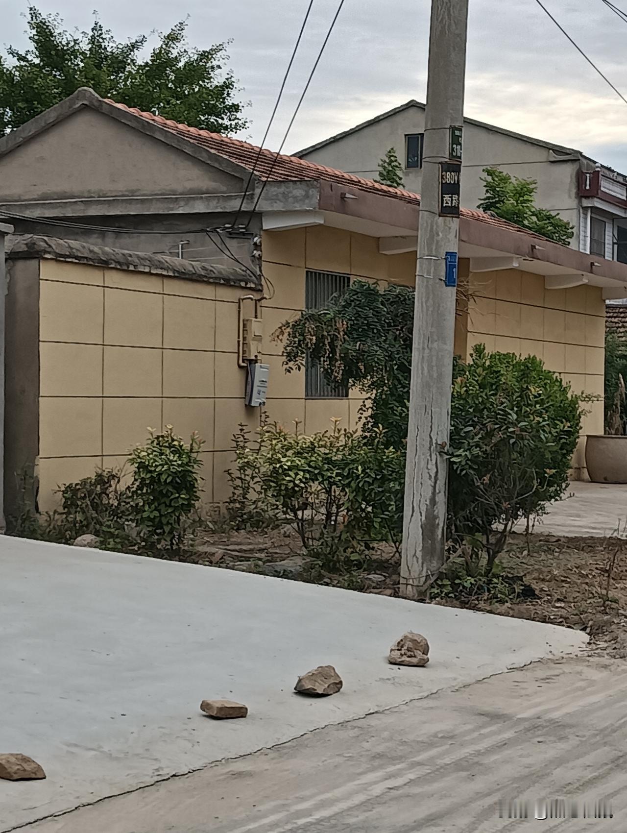 乡间房子门前小路旁边绿植围绕的简朴小屋。非常的漂亮。绿树环抱的小屋