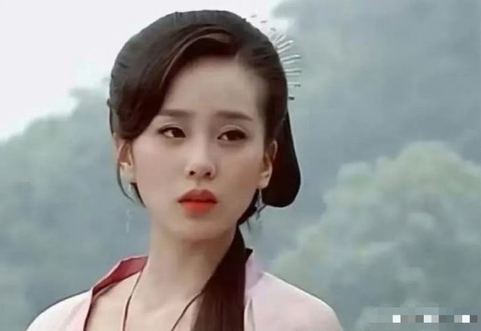刘诗诗的头上竟然是别针！以前的剧组真的好会利用道具啊 ​​​