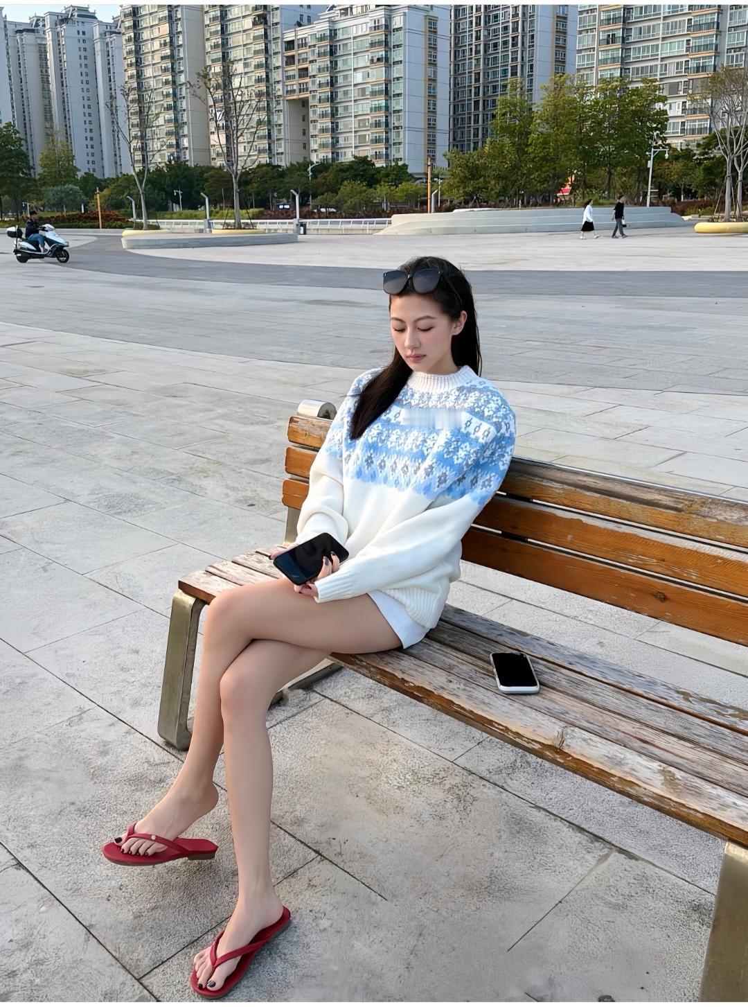 这个红色人字拖太显脚白了。