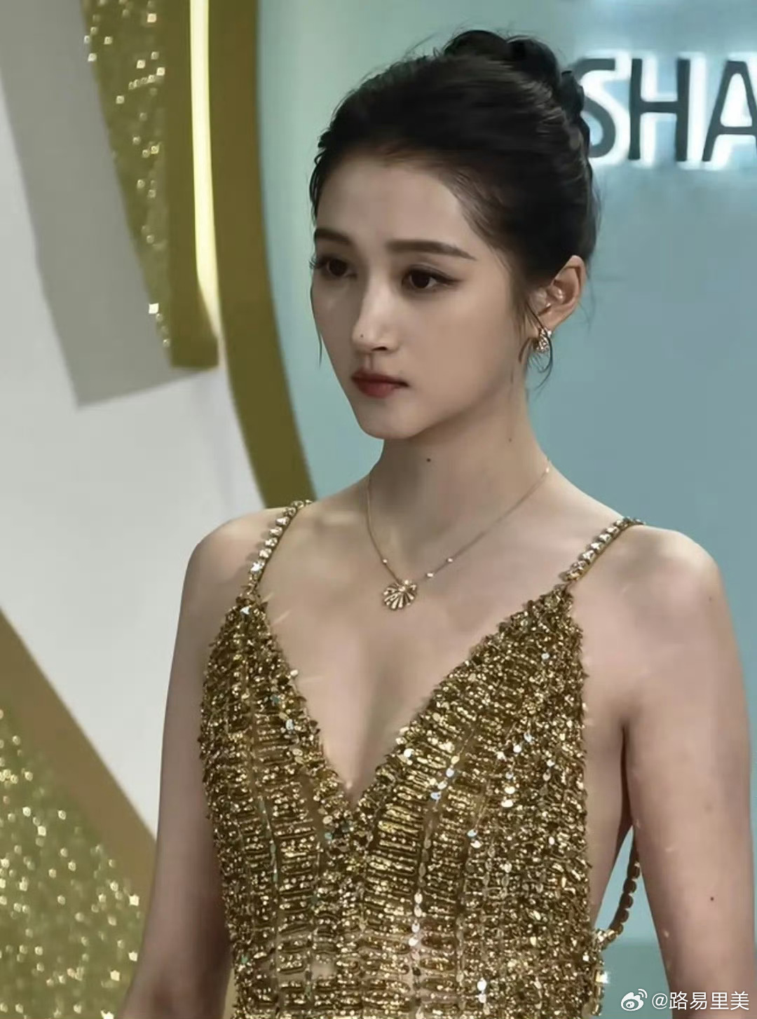 白玉兰关晓彤我目前最喜欢的一张照片此女已经顶到生图生视频＞一切精修好喜欢她脸上的