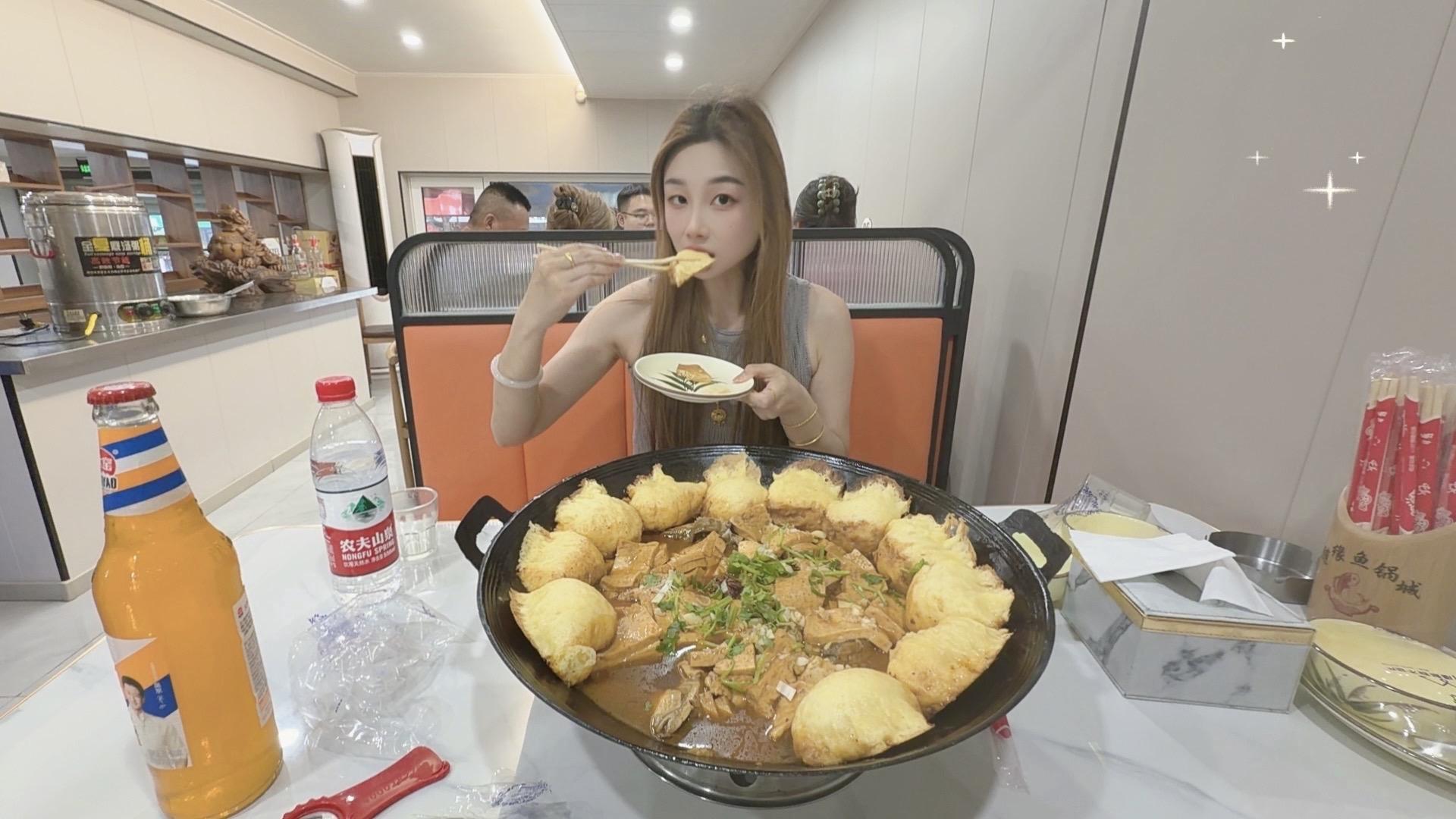 这里是东北的一座小城-凤城，不是三亚，没有椰子鸡吃，只有热腾腾的铁锅炖...