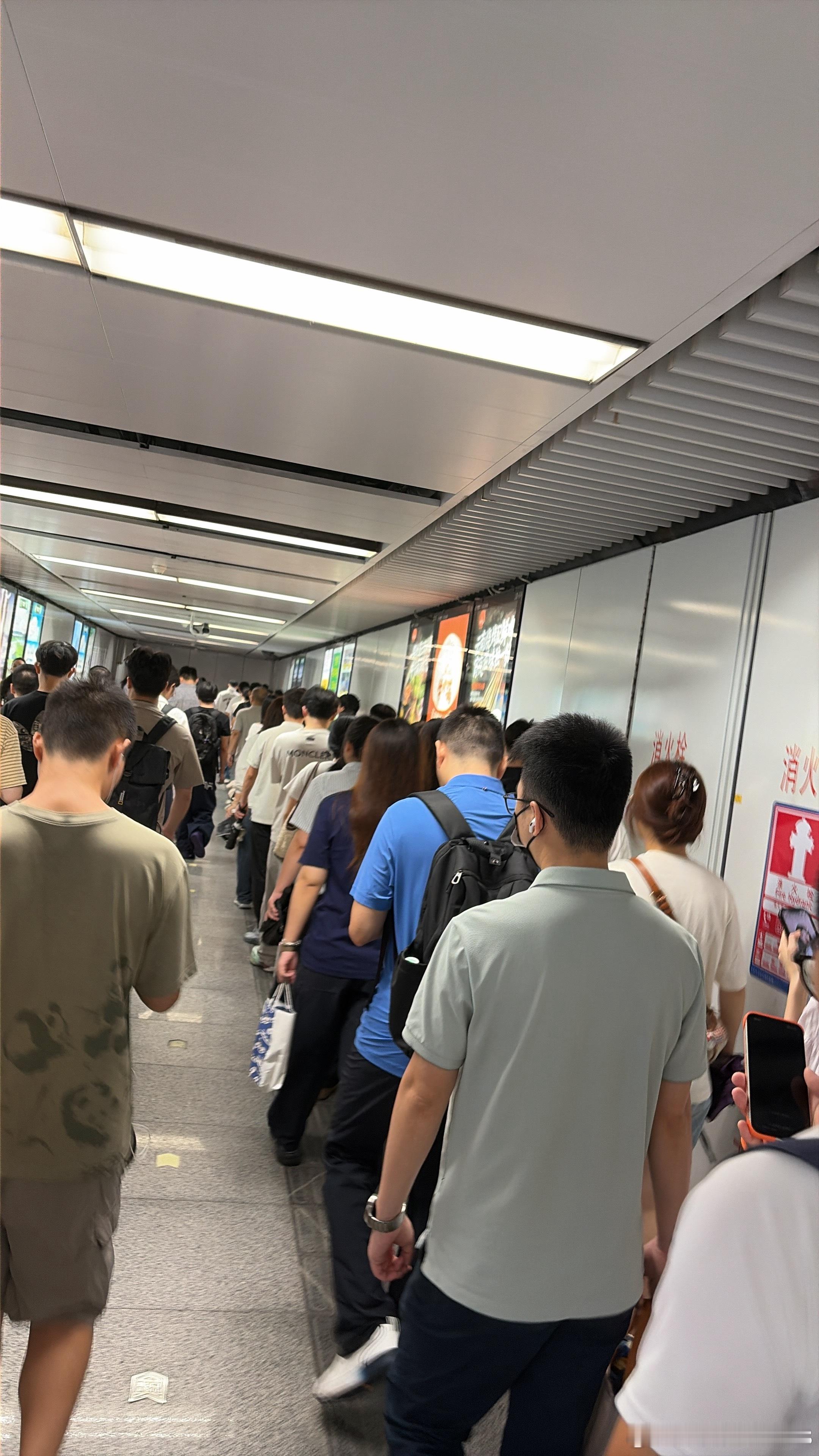 慌慌张张的开端不小心把闹钟删了，睡到日常出门上班的时间才醒。看到时间都懵了。7: