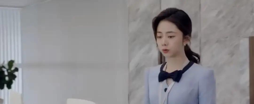 方婉之空降第一天，全公司都在看她怎么死。
她盯着颜子威看文件的样子，像在看猎物。