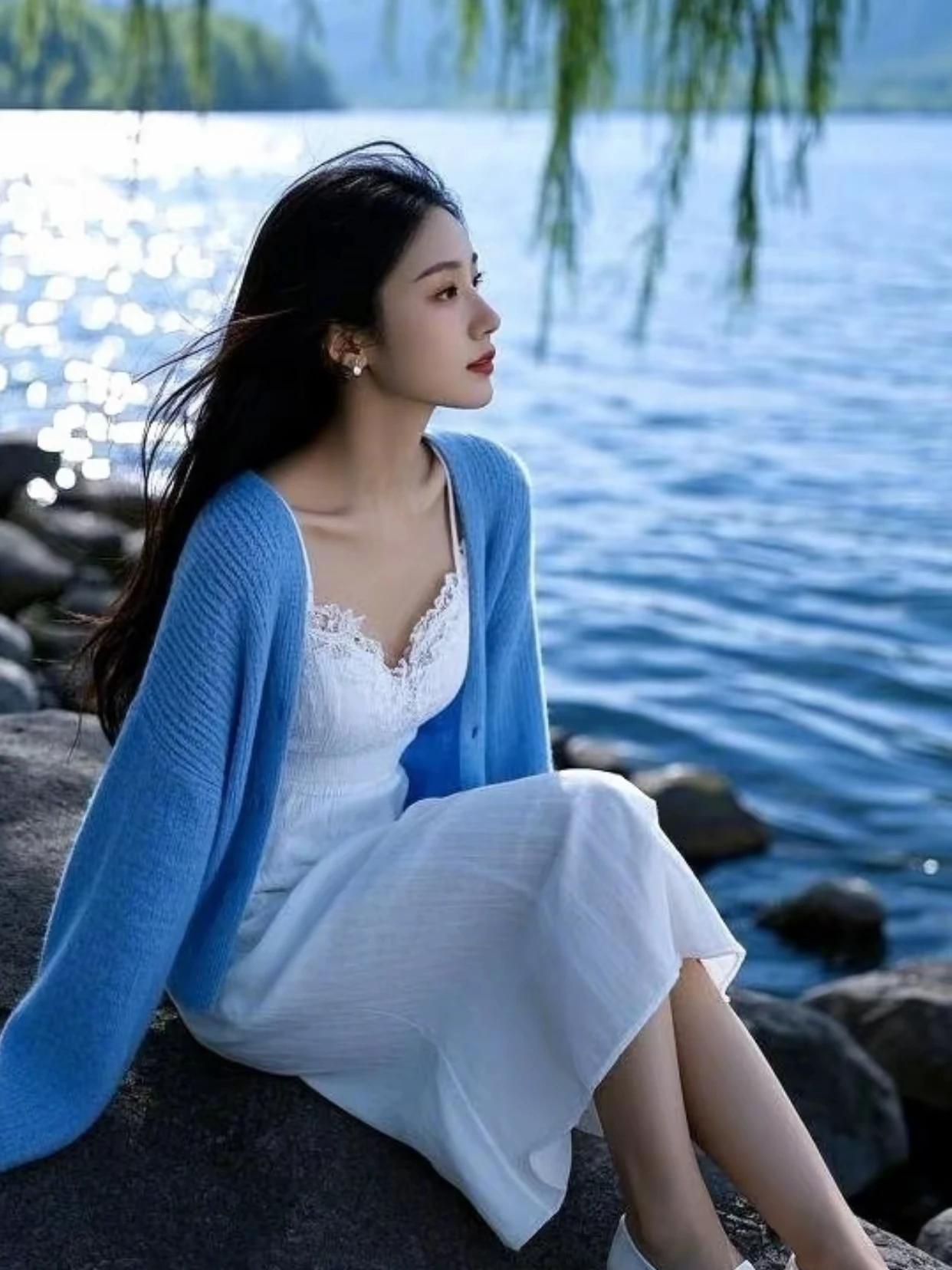 七绝·湖畔闲思
  软风拂柳水如绸，
蓝袂凝眸意悠悠。
一川晴浪牵幽绪，
心底波