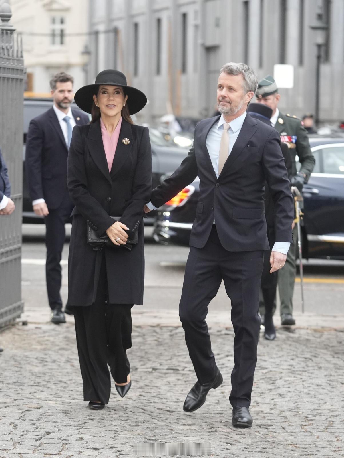 2.24 丹麦国王腓特烈十世和王后玛丽参加纪念弥撒，玛丽粉色上衣来自The Fo