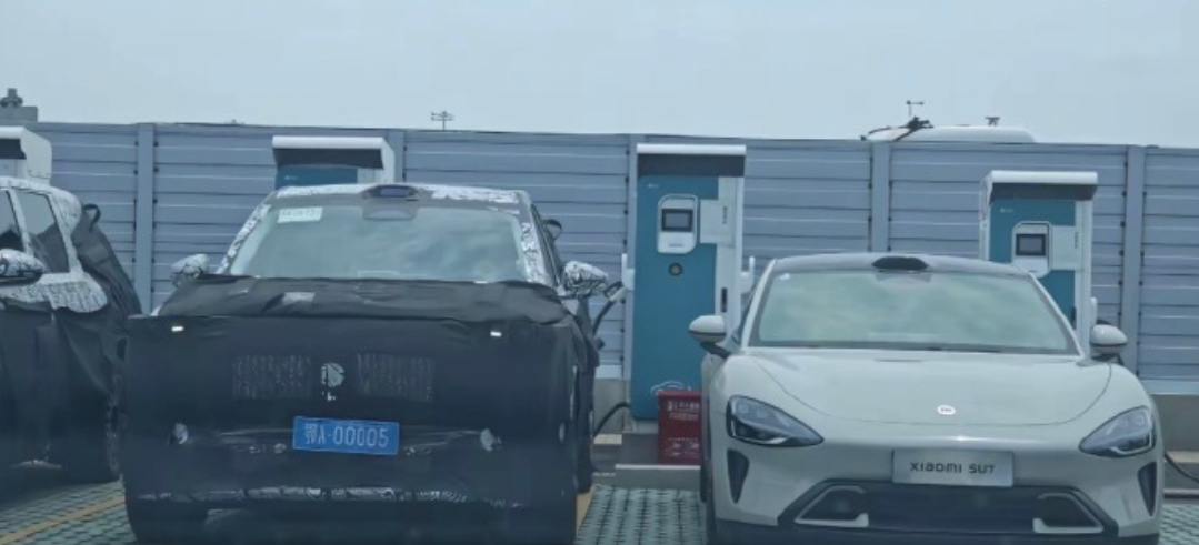 网传的岚图泰山的谍照曝光和小米su7同框的一张合照[yeah][yeah]听说它