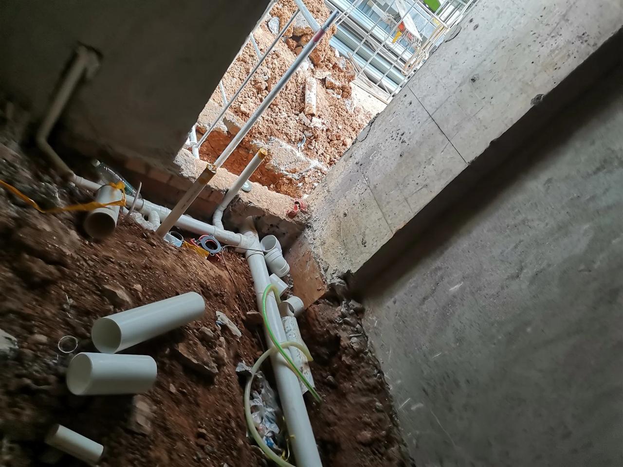 大家好，我是水电工星仔，湖南株洲的，目前在安徽省干工装，来这工地已经一年多了，干