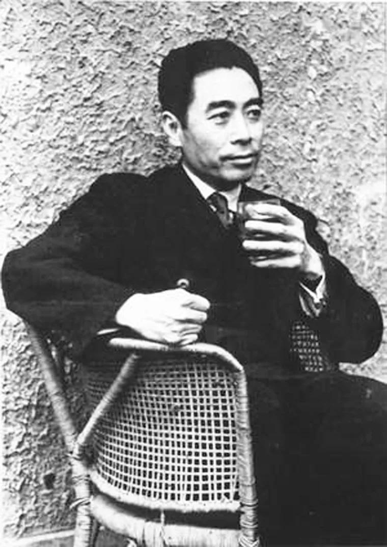 1927年，北伐军团长鲍靖中听说抓到一个共党，他兴冲冲地走进审讯室。却意外地发现