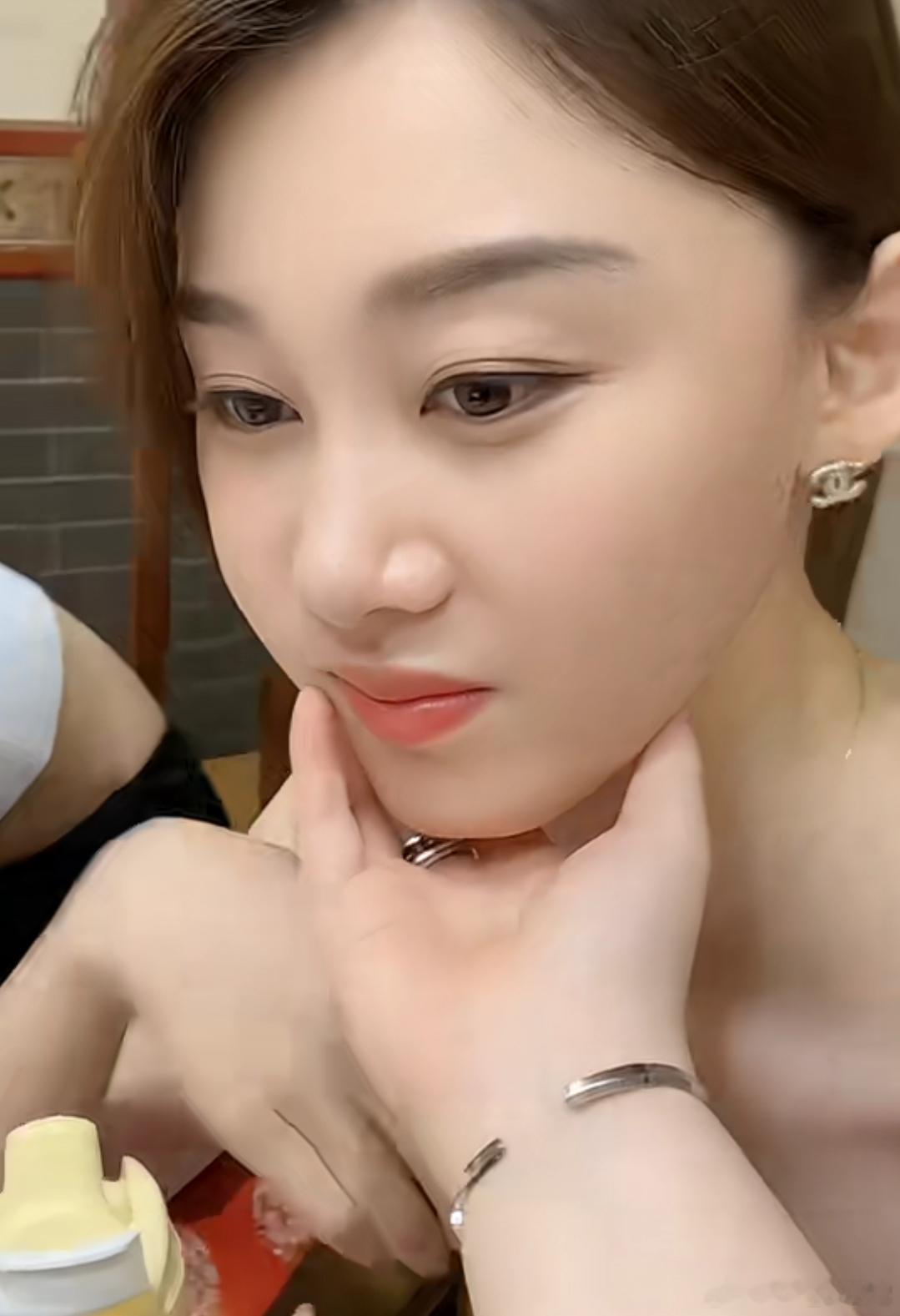 洋洋高锐～月亮姑娘·吗◎夜……无法入眠之时心……就长出了翅膀◎随着……梦飞出了窗