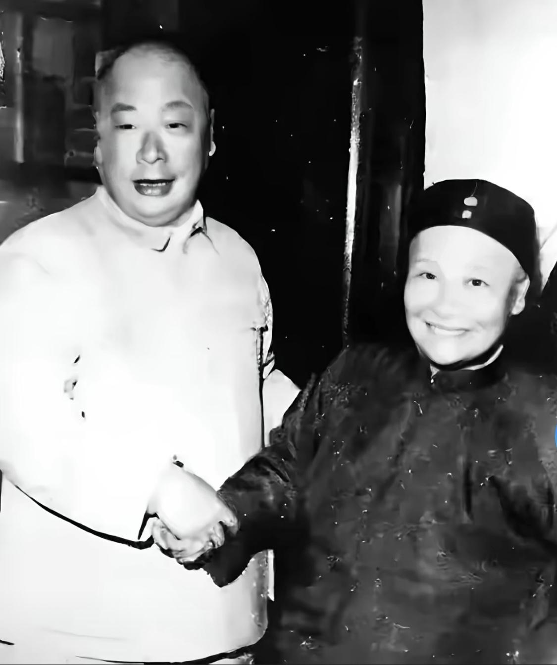 这张黑白照片拍摄于1950年上海，左侧人物是时任上海市市长的陈毅，右侧是他的母亲